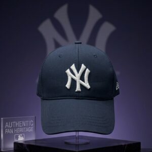 Шапка с козирка Синьо